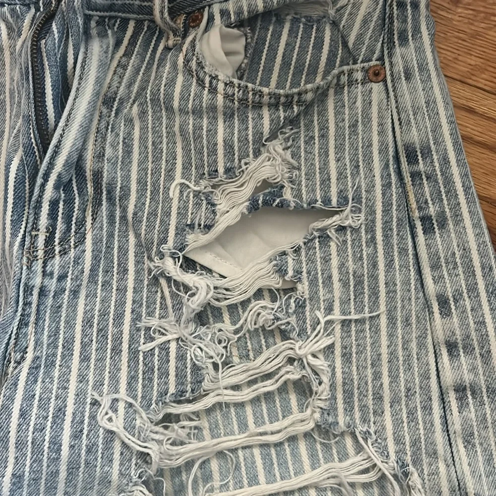 Like- new American Eagle Outfitters 90’s Striped Distressed Boyfriend Shorts